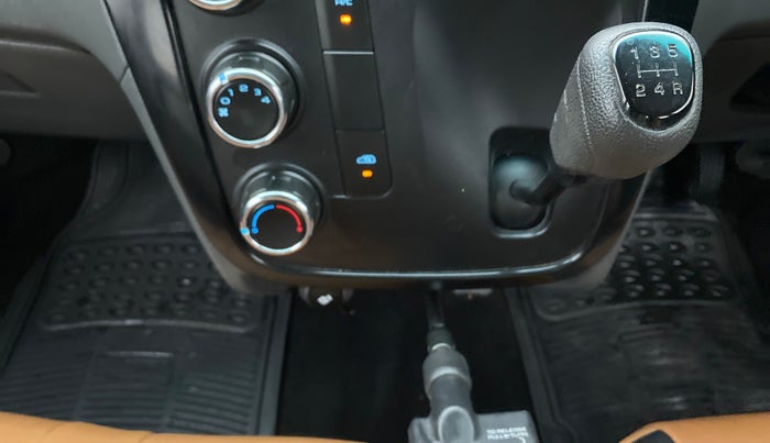 2017 Mahindra KUV 100 NXT K2 P 6 STR, Petrol, Manual, 21,732 km, Gear Lever