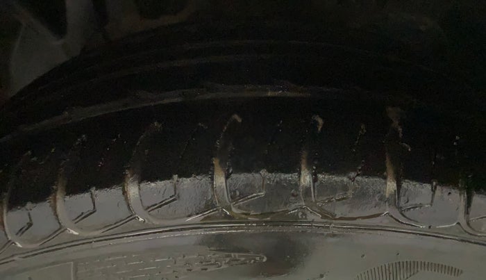 2014 Ford Ecosport TITANIUM 1.0L ECOBOOST, Petrol, Manual, 1,06,625 km, Left Front Tyre Tread