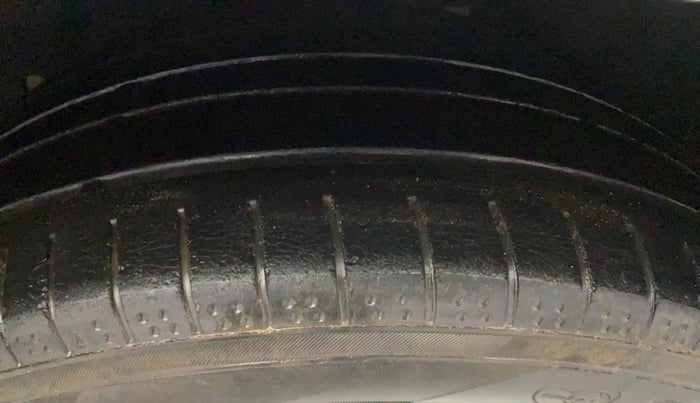 2014 Ford Ecosport TITANIUM 1.0L ECOBOOST, Petrol, Manual, 1,06,625 km, Left Rear Tyre Tread