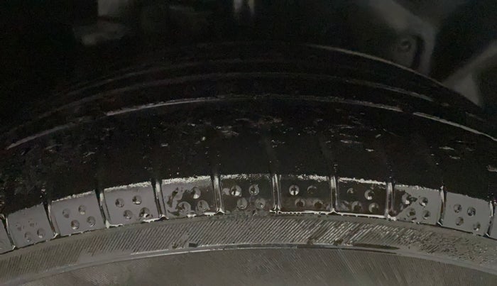 2014 Ford Ecosport TITANIUM 1.0L ECOBOOST, Petrol, Manual, 1,06,625 km, Right Front Tyre Tread