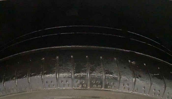 2014 Ford Ecosport TITANIUM 1.0L ECOBOOST, Petrol, Manual, 1,06,625 km, Right Rear Tyre Tread