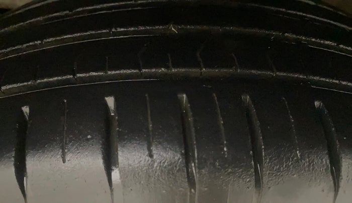 2022 Maruti Swift ZXI PLUS AMT DUAL TONE, Petrol, Automatic, 21,243 km, Left Front Tyre Tread