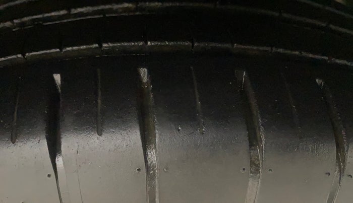 2022 Maruti Swift ZXI PLUS AMT DUAL TONE, Petrol, Automatic, 21,243 km, Right Front Tyre Tread