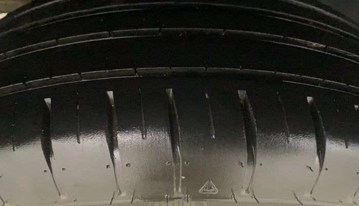 2022 Maruti Swift ZXI PLUS AMT DUAL TONE, Petrol, Automatic, 21,243 km, Right Rear Tyre Tread