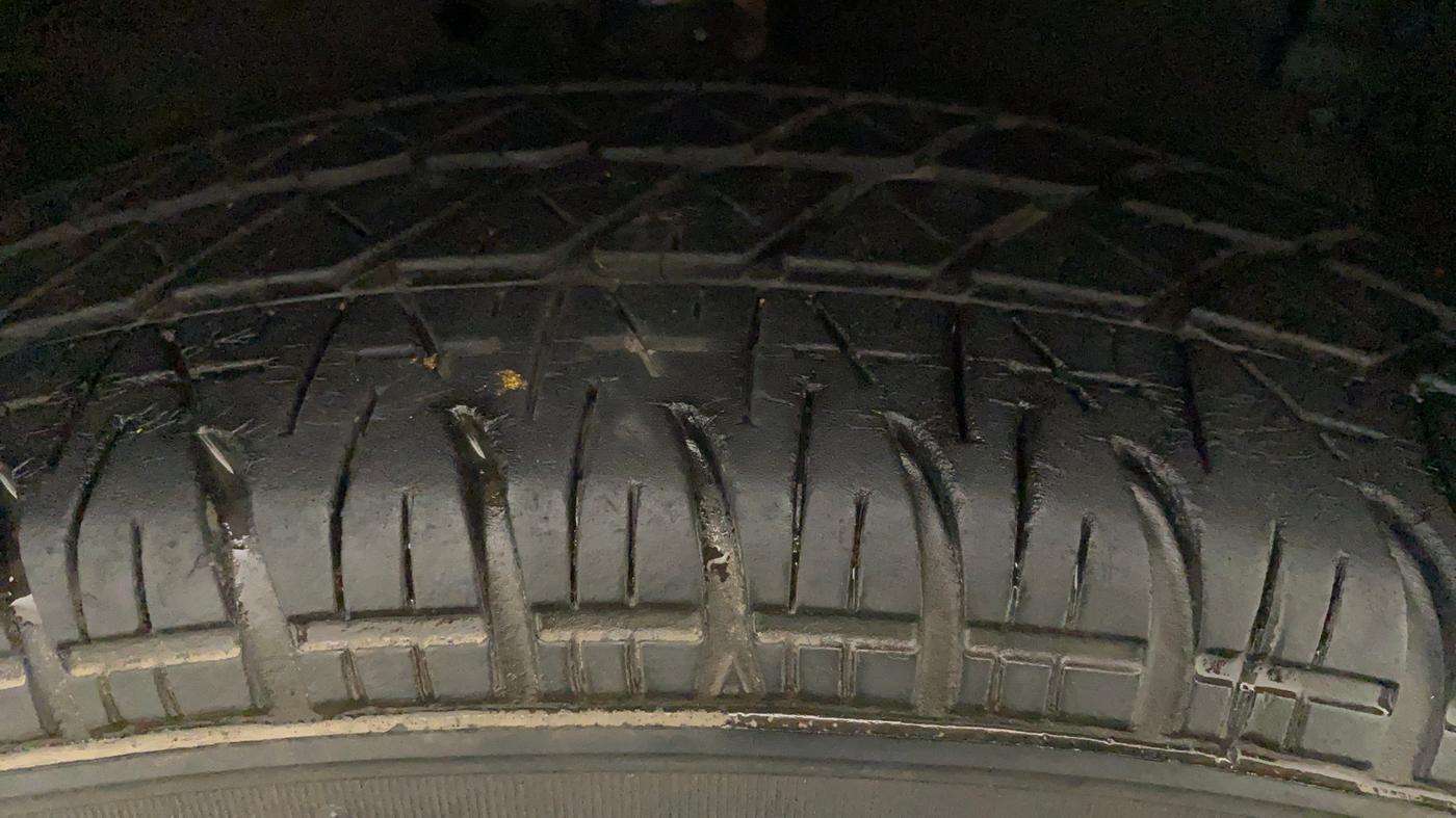 2015 Maruti Swift VXI, Petrol, Manual, 77,170 km, Left Front Tyre Tread