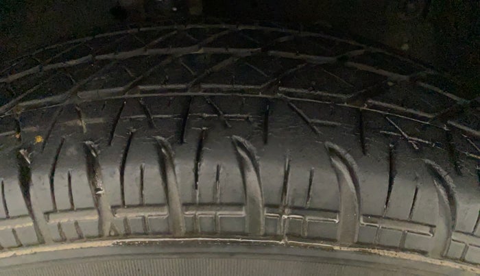 2015 Maruti Swift VXI, Petrol, Manual, 77,170 km, Right Front Tyre Tread