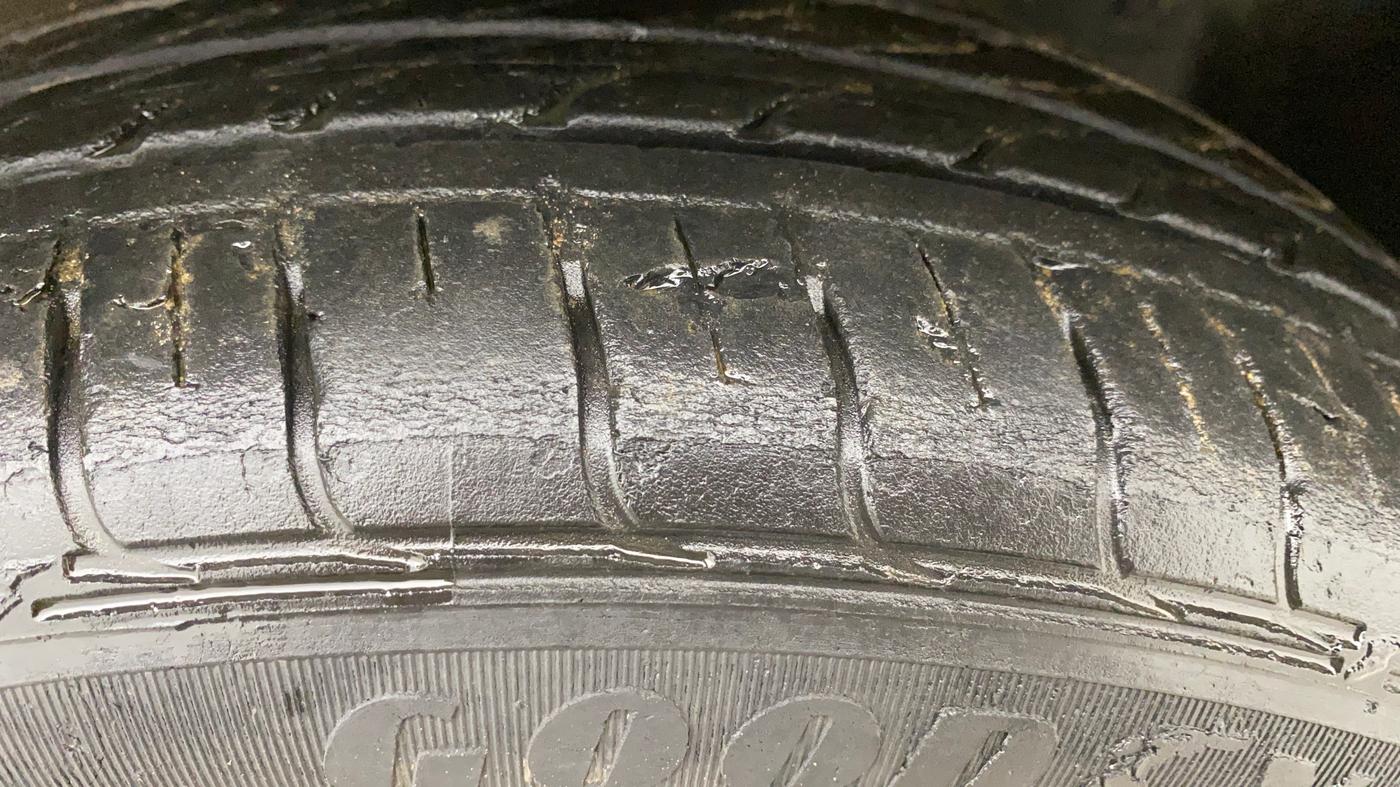 2016 Nissan Micra XV CVT, Petrol, Automatic, 1,18,740 km, Right Front Tyre Tread