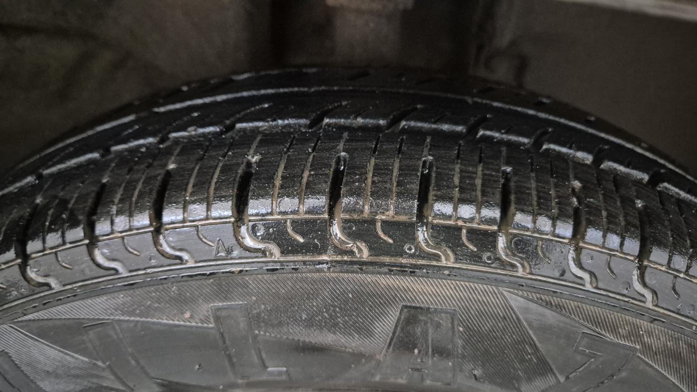 2016 Renault Kwid RXT 1.0 AMT, Petrol, Automatic, 77,846 km, Right Front Tyre Tread