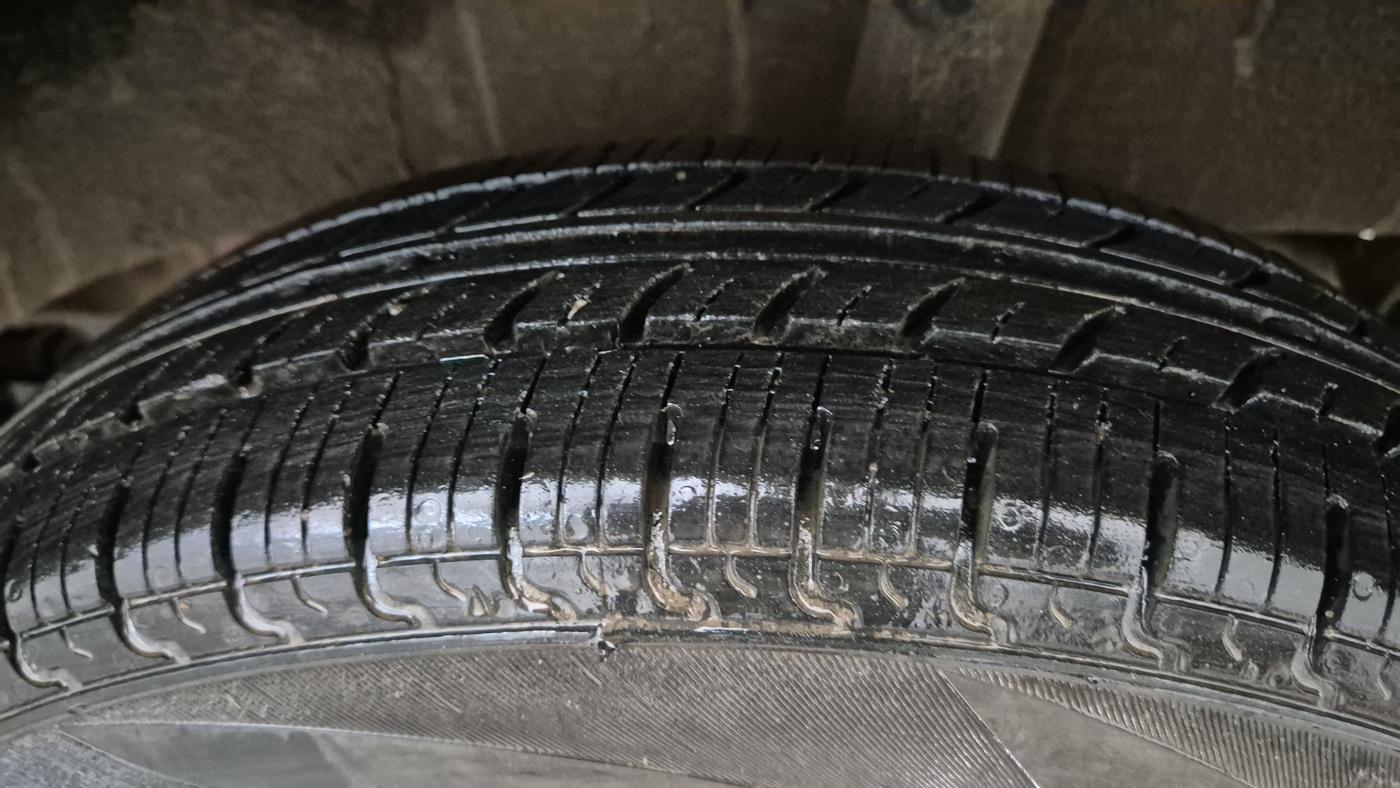 2016 Renault Kwid RXT 1.0 AMT, Petrol, Automatic, 77,846 km, Left Rear Tyre Tread