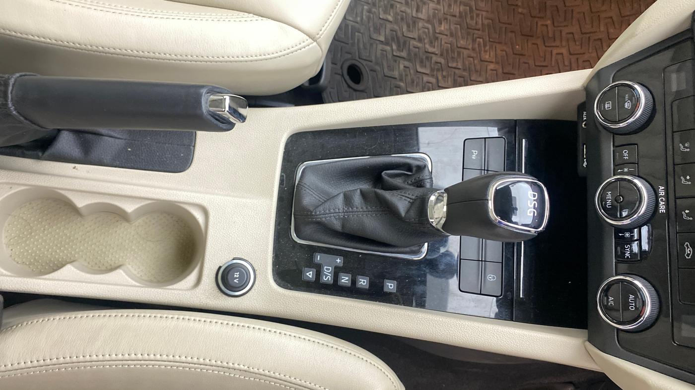 2017 Skoda Octavia L&K 1.8 TSI AT, Petrol, Automatic, 22,018 km, Gear Lever