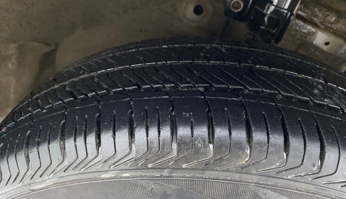 2014 Maruti Swift VXI D, Petrol, Manual, 57,353 km, Right Front Tyre Tread