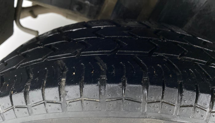 2014 Maruti Swift VXI D, Petrol, Manual, 57,353 km, Right Rear Tyre Tread