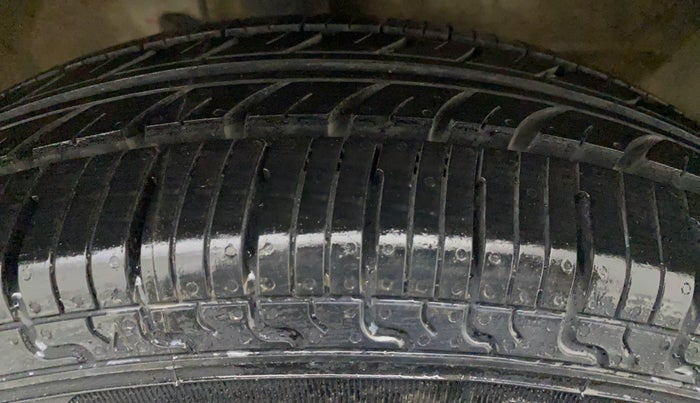 2017 Maruti Wagon R 1.0 LXI CNG, CNG, Manual, 74,774 km, Right Front Tyre Tread