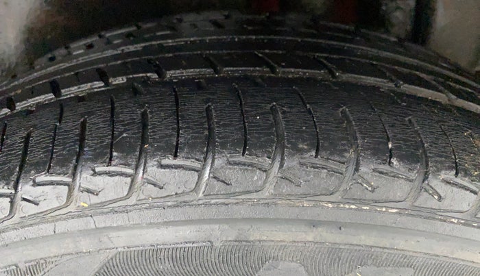 2014 Maruti Swift ZXI D, Petrol, Manual, 69,865 km, Left Rear Tyre Tread