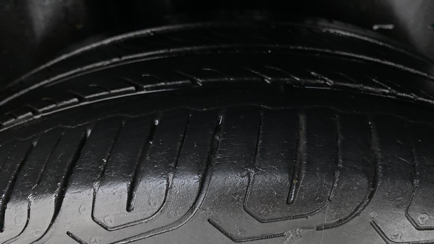 2017 Volkswagen Vento HIGHLINE 1.2 TSI AT, Petrol, Automatic, 52,022 km, Right Rear Tyre Tread