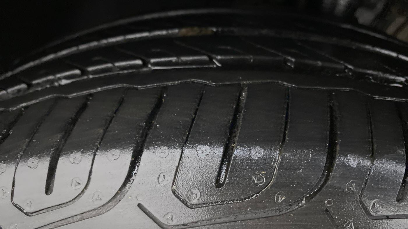 2017 Volkswagen Vento HIGHLINE 1.2 TSI AT, Petrol, Automatic, 52,022 km, Left Front Tyre Tread