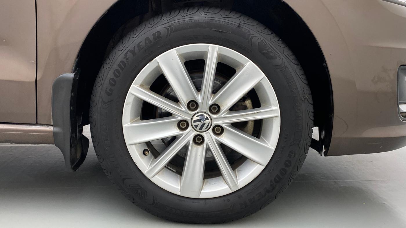 2017 Volkswagen Vento HIGHLINE 1.2 TSI AT, Petrol, Automatic, 52,022 km, Right Front Wheel