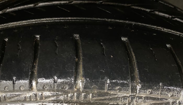 2014 Volkswagen Polo COMFORTLINE 1.5L, Diesel, Manual, 1,13,971 km, Right Front Tyre Tread