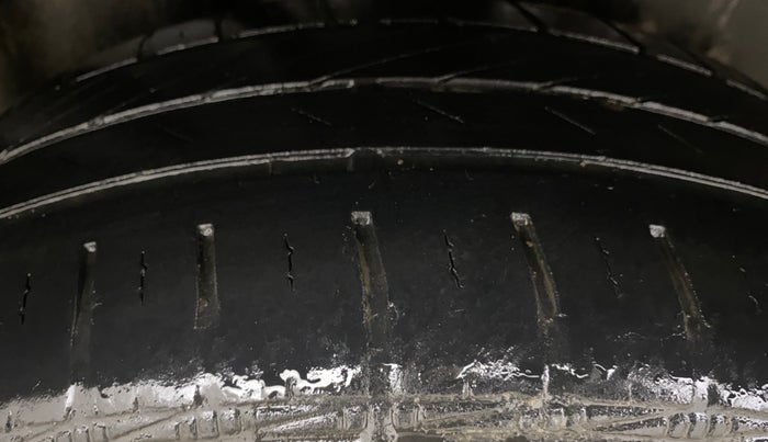 2014 Volkswagen Polo COMFORTLINE 1.5L, Diesel, Manual, 1,13,971 km, Right Rear Tyre Tread