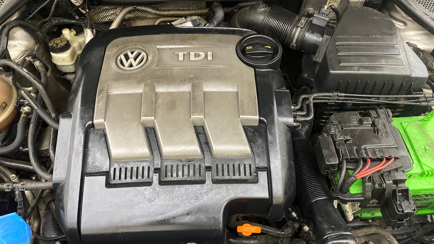 2014 Volkswagen Polo COMFORTLINE 1.5L, Diesel, Manual, 1,13,912 km, Engine View
