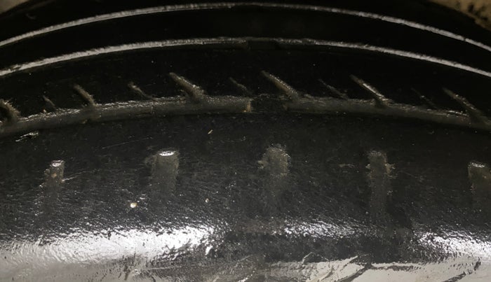 2014 Volkswagen Polo COMFORTLINE 1.5L, Diesel, Manual, 1,13,971 km, Left Front Tyre Tread