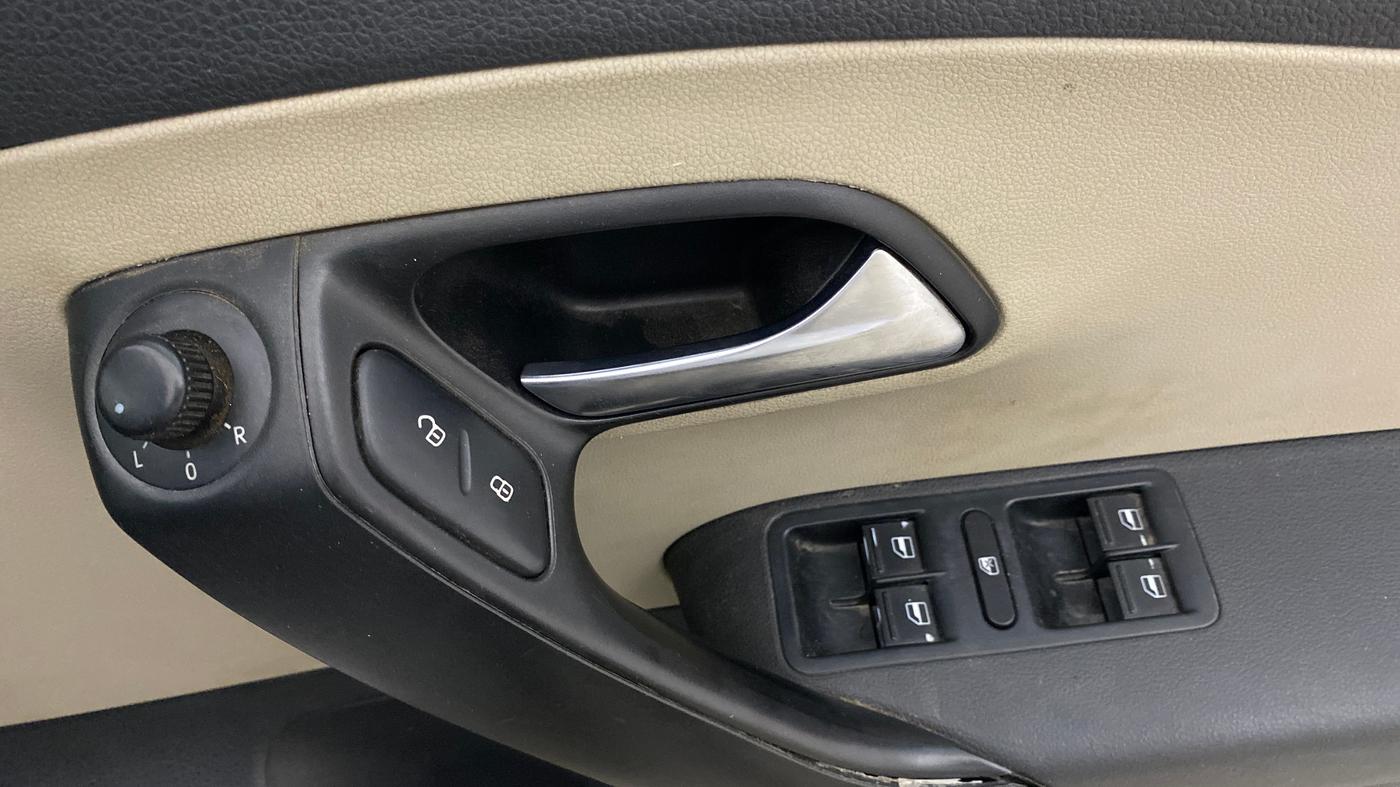 2014 Volkswagen Polo COMFORTLINE 1.5L, Diesel, Manual, 1,13,912 km, Driver Side Door Panels Control