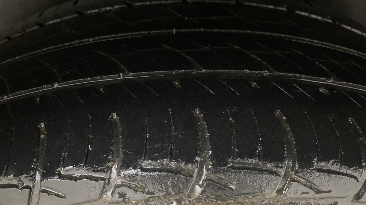 2014 Volkswagen Polo COMFORTLINE 1.5L, Diesel, Manual, 1,13,912 km, Left Rear Tyre Tread