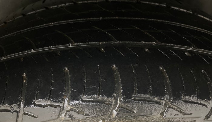 2014 Volkswagen Polo COMFORTLINE 1.5L, Diesel, Manual, 1,13,971 km, Left Rear Tyre Tread