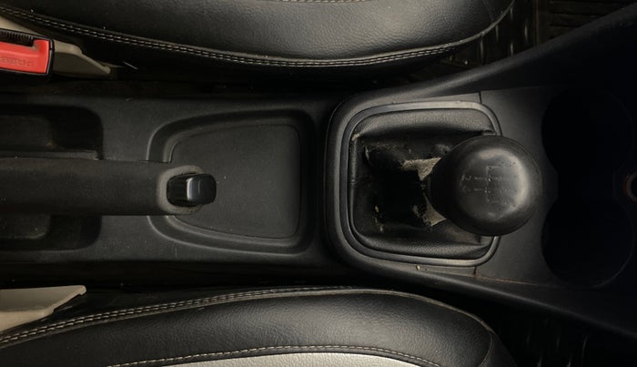 2014 Volkswagen Polo COMFORTLINE 1.5L, Diesel, Manual, 1,13,971 km, Gear Lever