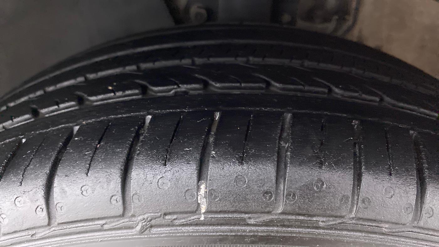 2020 Volkswagen Polo HIGHLINE PLUS 1.0 TSI MT, Petrol, Manual, 31,204 km, Left Front Tyre Tread