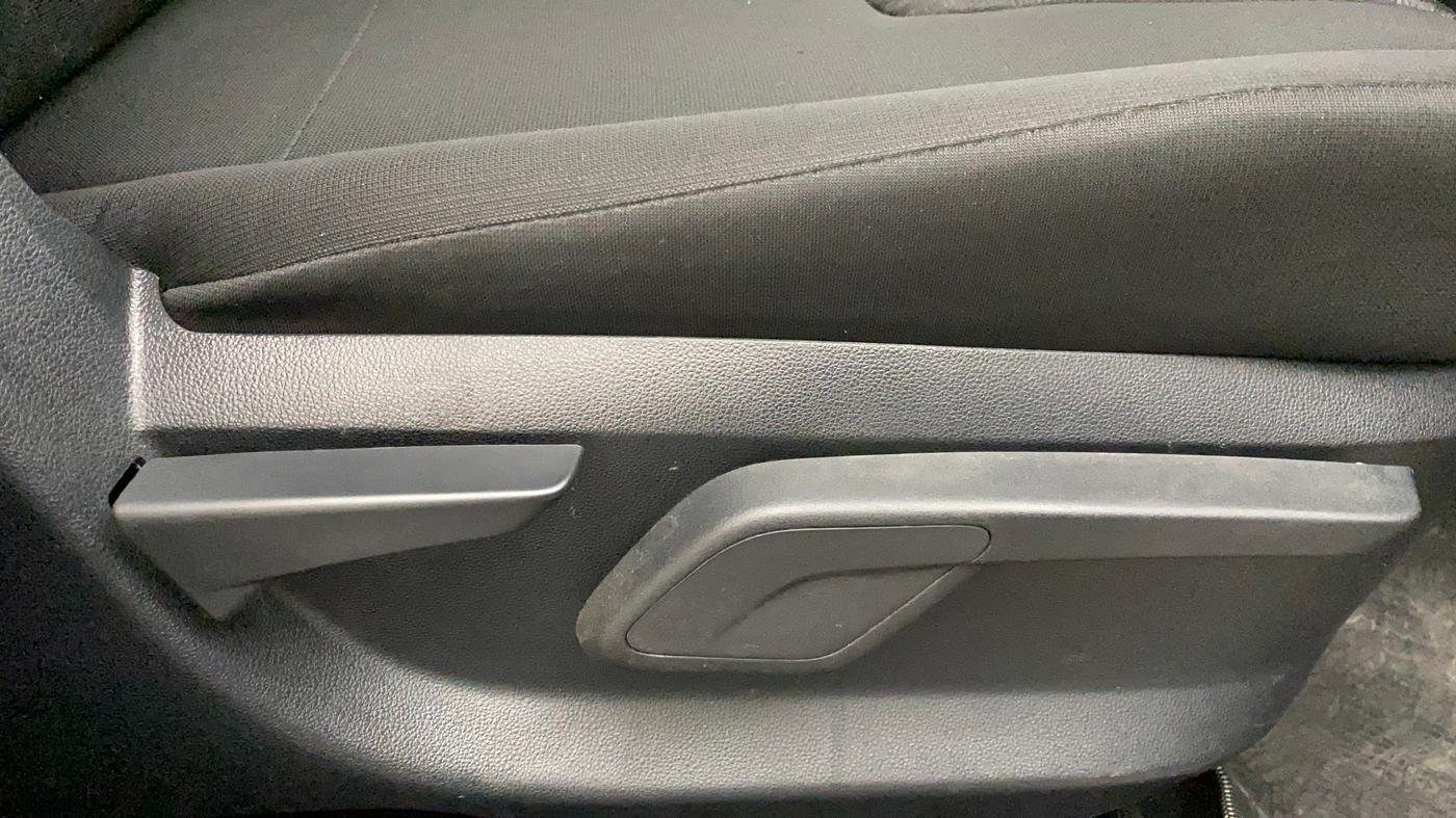2017 Mahindra KUV 100 NXT K8 P 6 STR, Petrol, Manual, 7,845 km, Driver Side Adjustment Panel
