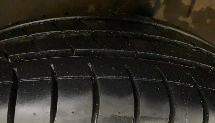 2020 Renault Kwid RXT 1.0 AMT (O), Petrol, Automatic, 1,19,976 km, Left Rear Tyre Tread