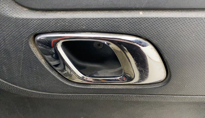 2020 Renault Kwid RXT 1.0 AMT (O), Petrol, Automatic, 1,19,976 km, Driver Side Door Panels Control