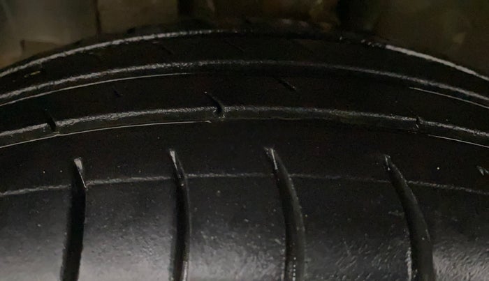 2020 Renault Kwid RXT 1.0 AMT (O), Petrol, Automatic, 1,19,976 km, Left Front Tyre Tread