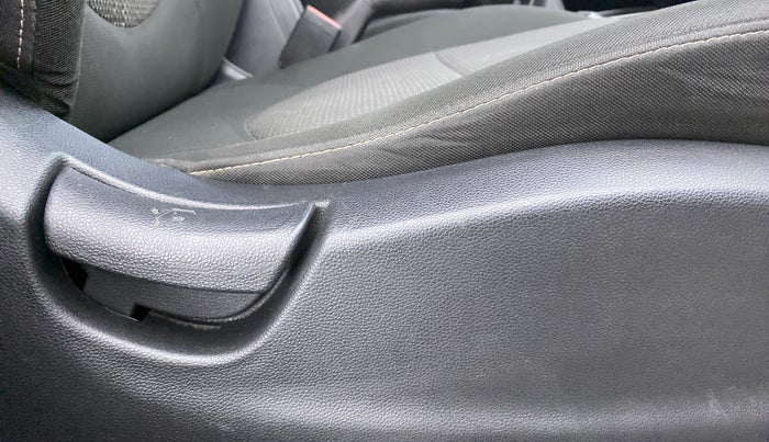 2016 Hyundai Creta 1.6 E + VTVT, Petrol, Manual, 76,824 km, Driver Side Adjustment Panel