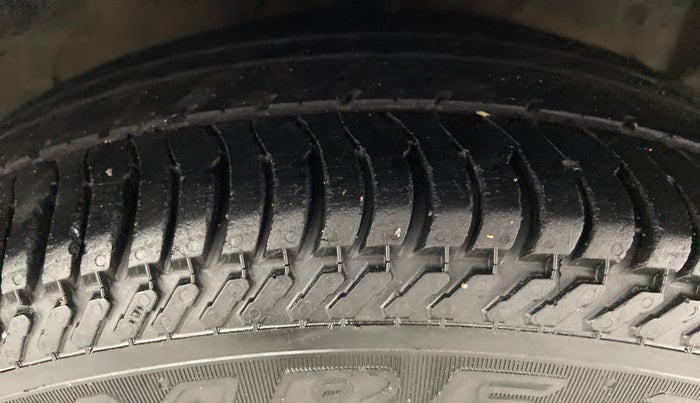 2016 Ford Figo Aspire 1.2 TITANIUM PETROL, Petrol, Manual, 29,743 km, Right Front Tyre Tread