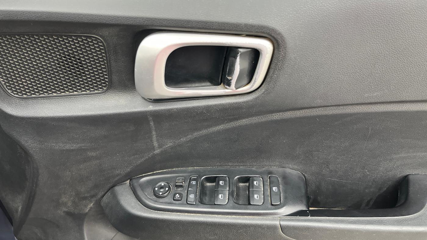 2021 Hyundai VENUE SX 1.0 TURBO IMT, Petrol, Manual, 98,063 km, Driver Side Door Panels Control
