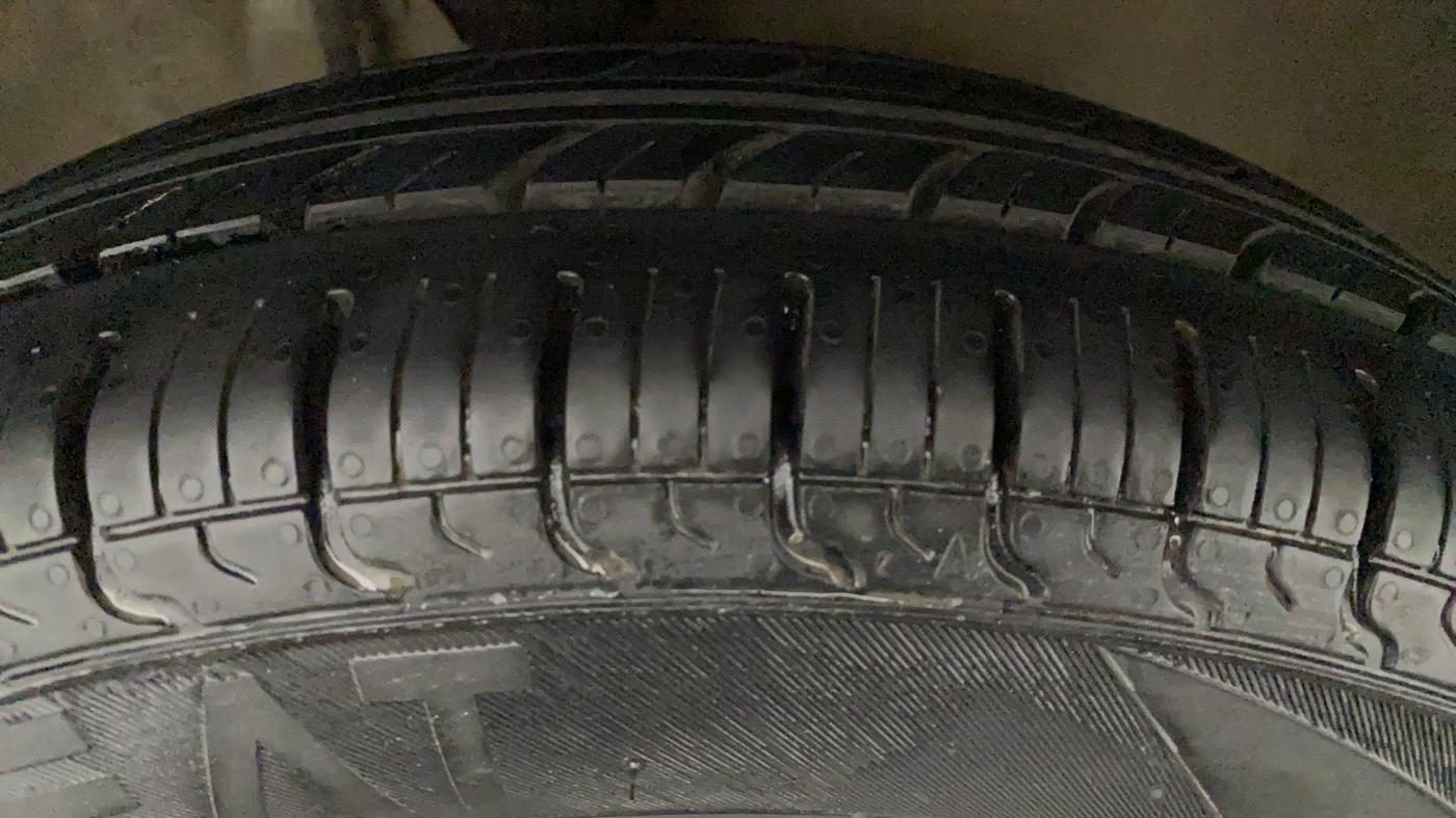 2016 Maruti Alto 800 LXI, Petrol, Manual, 27,010 km, Right Front Tyre Tread