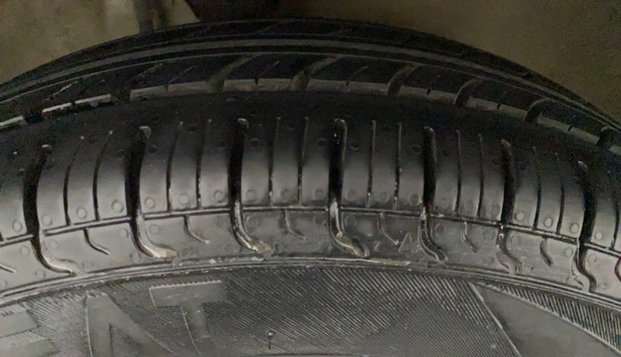 2016 Maruti Alto 800 LXI, Petrol, Manual, 27,010 km, Right Front Tyre Tread