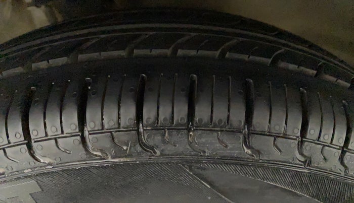2016 Maruti Alto 800 LXI, Petrol, Manual, 27,010 km, Left Front Tyre Tread