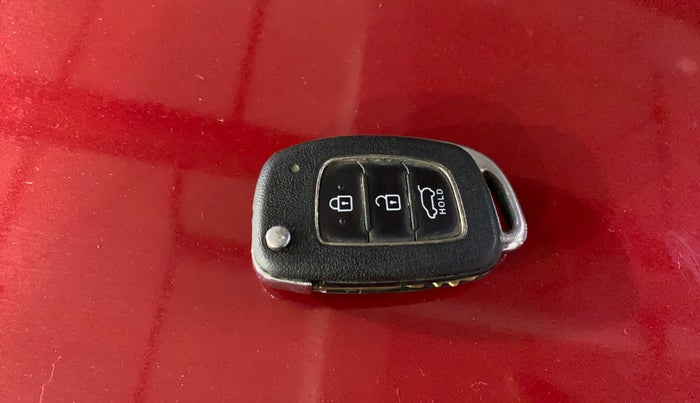 2017 Hyundai Creta E PLUS 1.6 PETROL, Petrol, Manual, 1,00,096 km, Key Close Up