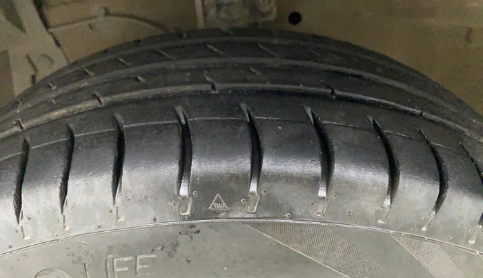 2013 Maruti Swift ZXI, CNG, Manual, 70,041 km, Left Front Tyre Tread