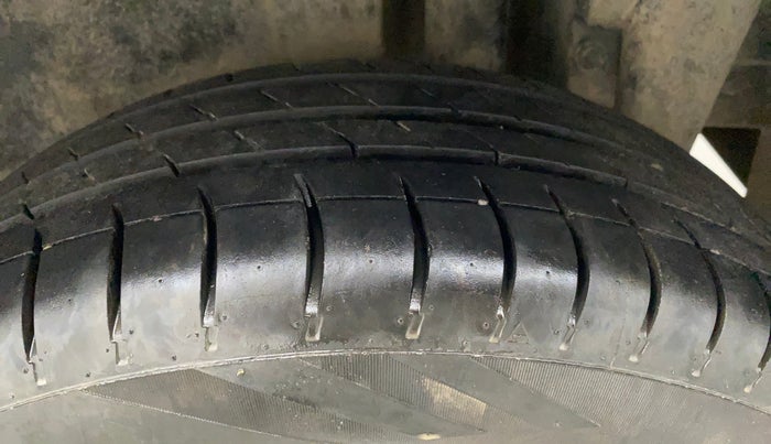 2013 Maruti Swift ZXI, CNG, Manual, 70,041 km, Left Rear Tyre Tread