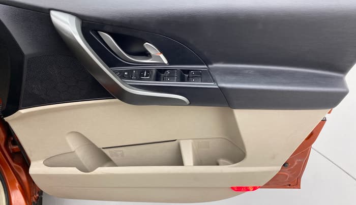 2016 Mahindra XUV500 W10 FWD, Diesel, Manual, 51,351 km, Driver Side Door Panels Control