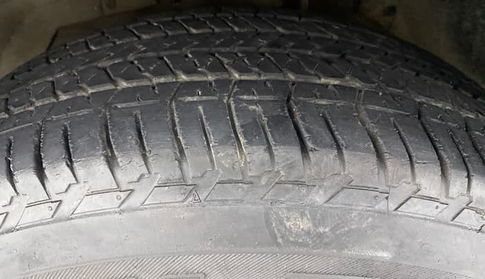 2016 Mahindra XUV500 W10 FWD, Diesel, Manual, 51,351 km, Left Front Tyre Tread