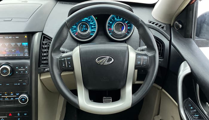 2016 Mahindra XUV500 W10 FWD, Diesel, Manual, 51,351 km, Steering Wheel Close Up