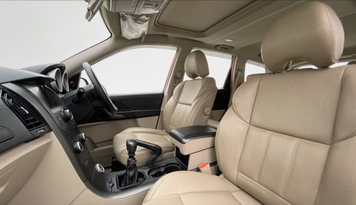 2016 Mahindra XUV500 W10 FWD, Diesel, Manual, 51,351 km, Right Side Front Door Cabin