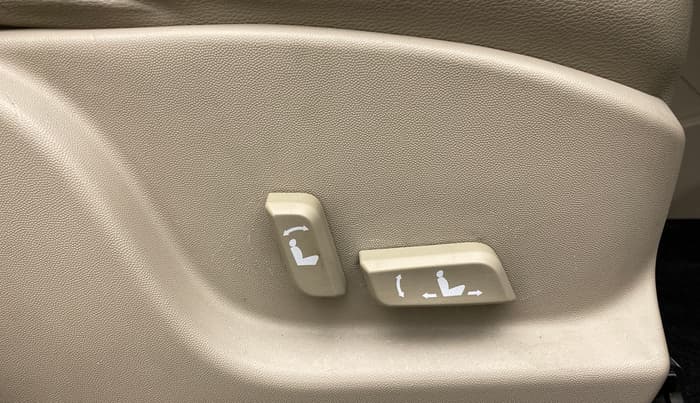 2016 Mahindra XUV500 W10 FWD, Diesel, Manual, 51,351 km, Driver Side Adjustment Panel