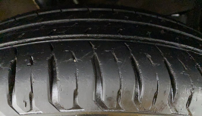 2018 Maruti Swift VXI D, Petrol, Manual, 30,069 km, Right Front Tyre Tread