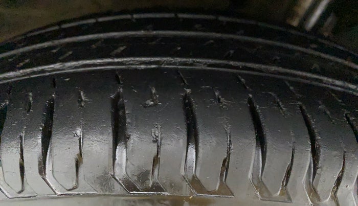 2018 Maruti Swift VXI D, Petrol, Manual, 30,069 km, Left Rear Tyre Tread